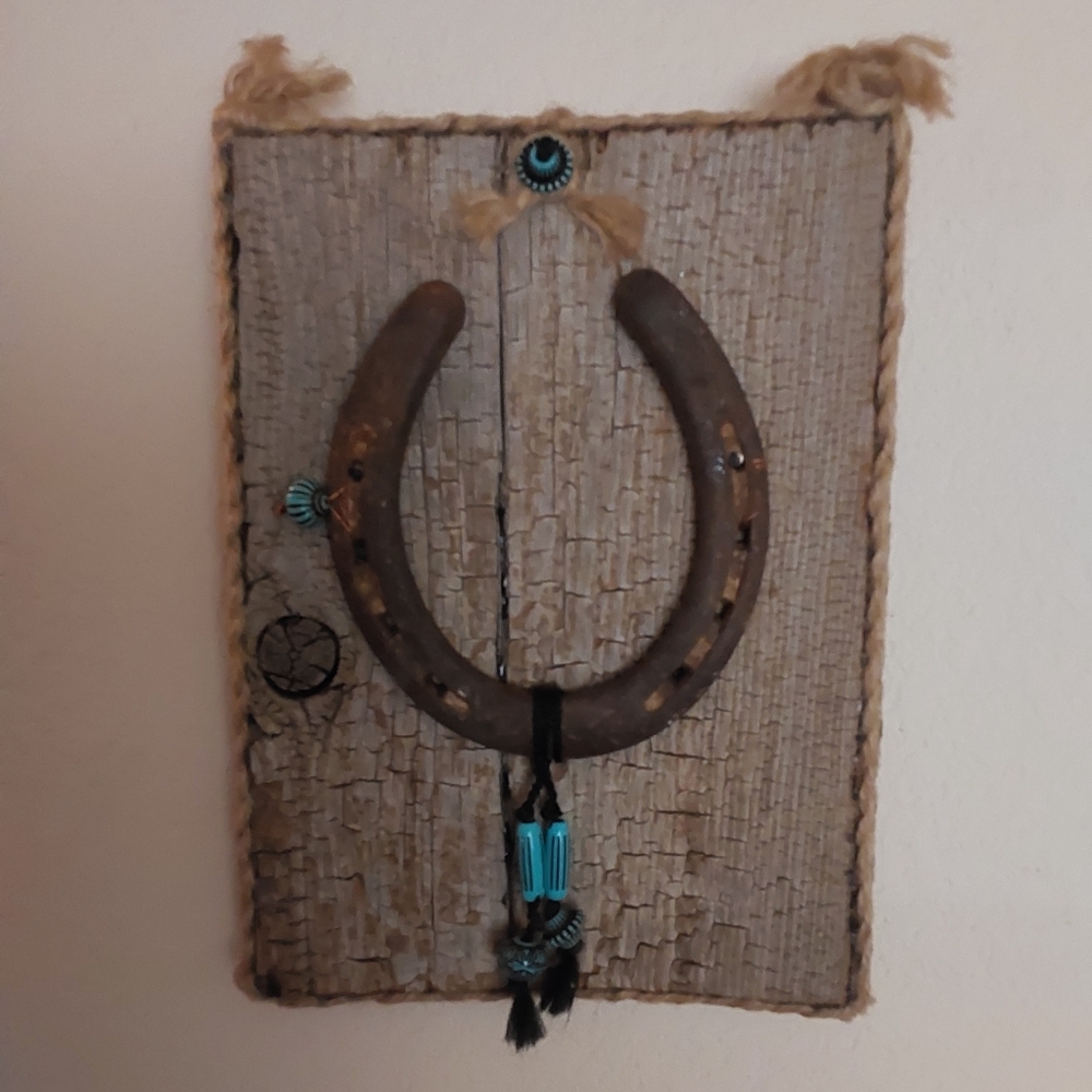 🌺 Handcrafted Rustic Horseshoe Wall Decor with Turquoise Accents